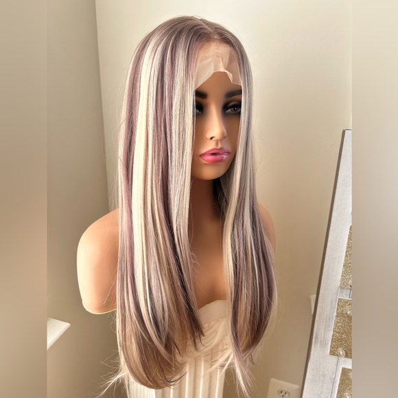 Long Blonde with Low Lights Lace Front Middle Part Synthetic Wig 28” New! - Picture 6 of 9
